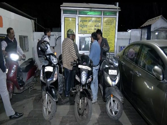 India News | Delhi: With Effect from 12 Am, Vehicles Without Pollution Certificate Will Not Receive Fuel at Petrol Pumps