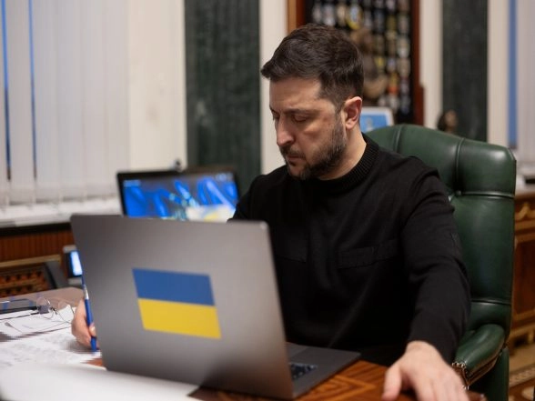 World News | Zelenskyy Pleads for Aid as Ukraine Claims Russia Wants to Drag War into Next Year