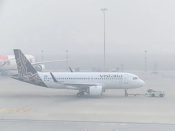 India News | 27 Flights Cancelled as Fog Hampers Operations at Delhi's IGI Airport