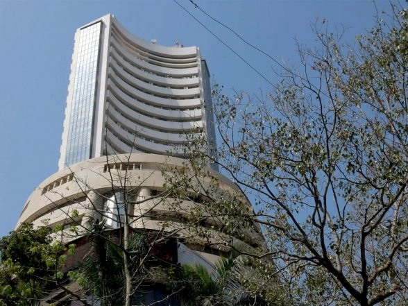 Business News | Indian Stock Market Ends on Muted Note; IT Stocks Remain Key Support