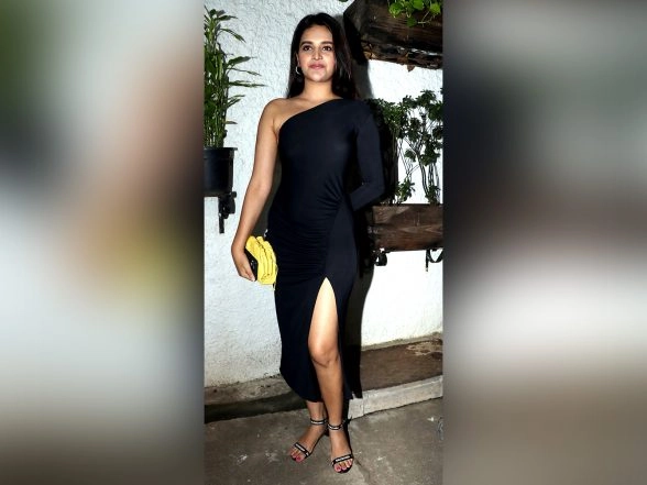 Entertainment News |  Actor Nidhhi Agerwal Left Distressed After Being Mobbed by Chaotic Crowd at Hyderabad Event