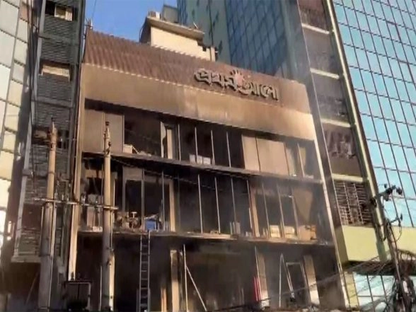 World News | Media Offices Torched, Journalists Targeted; Uneasy Calm in Dhaka After Night of Violent Riot Following Osman Hadi's Death