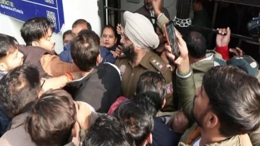 India News | ABVP Members Try to Get into DU Arts Faculty Office; Jostle with Police During Protest