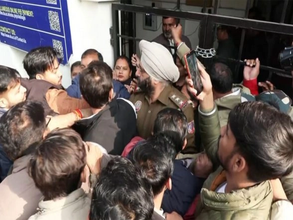 India News | ABVP Members Try to Get into DU Arts Faculty Office; Jostle with Police During Protest