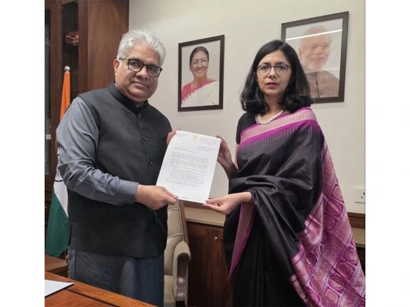 India News | Swati Maliwal Meets Union Environment Minister, Demands Strengthening of CAQM to Tackle Delhi's Air Pollution Crisis