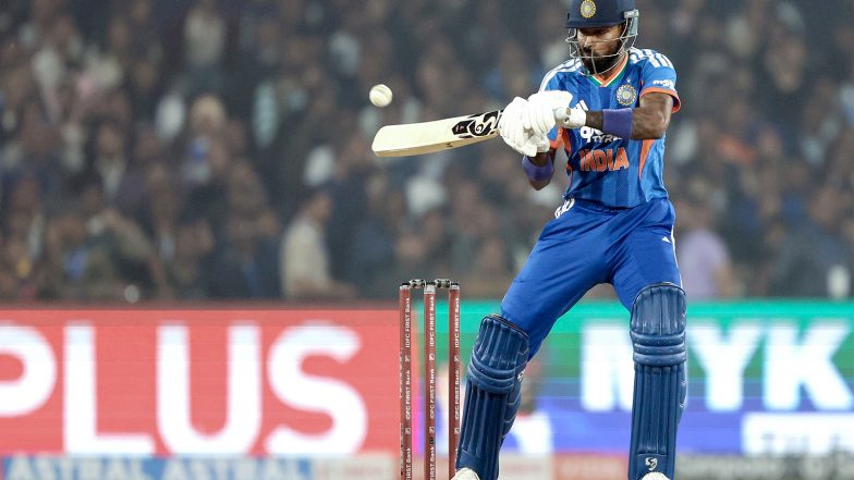 Sports News | Hardik Pandya Checks on Cameraman, Hugs Him After One of His Sixes Hit His Arm; Heartwarming Gesture Goes Viral