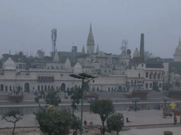 India News | Uttar Pradesh: Fog Engulfs Various Cities, Temperature Dips to 9°C