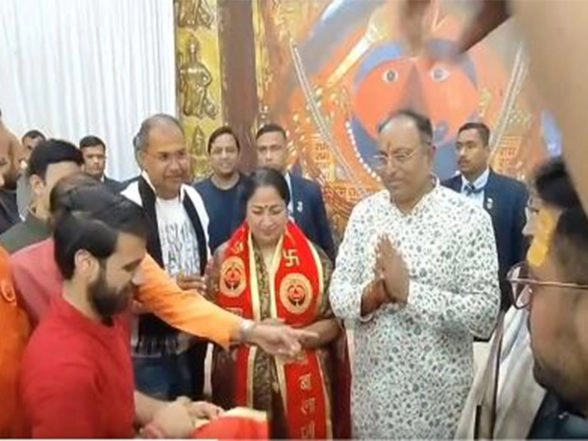 India News | Delhi CM Rekha Gupta Offers Prayers at Shri Salasar Balaji Temple in Rajasthan's Churu
