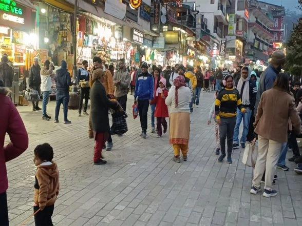 India News | Tourists Flock to Kullu, Manali to Experience Himachal's Winter Charm, Seek a Break from Air Pollution