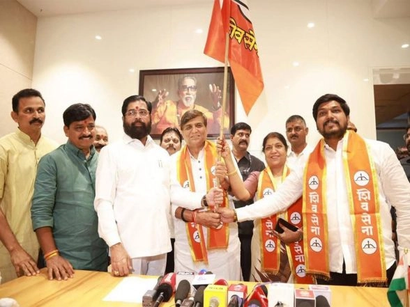 India News | Congress Rebel Leader Aba Bagul Joins Shiv Sena Ahead of Civic Polls, Major Setback for Congress