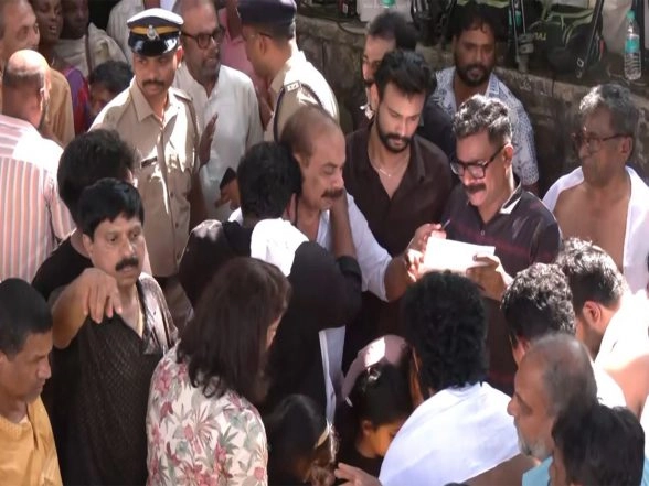 Entertainment News | Pen, Paper and Tears: Malayalam Cinema Bids Emotional Farewell to Sreenivasan