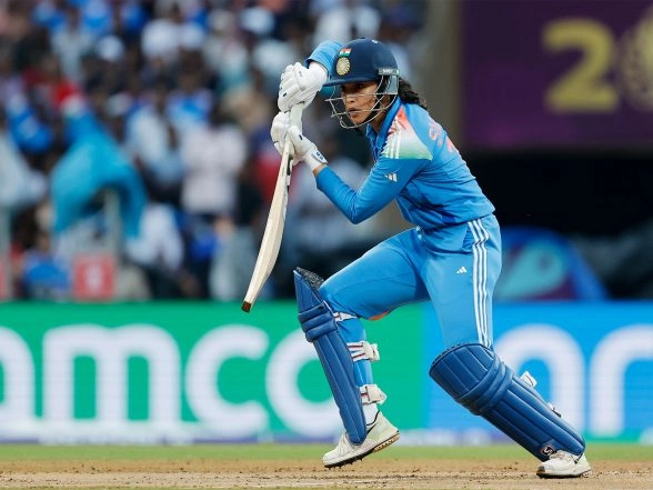 Sports News | Smriti Mandhana Becomes First Indian Batter to Hit 4000 Runs in Women's T20Is