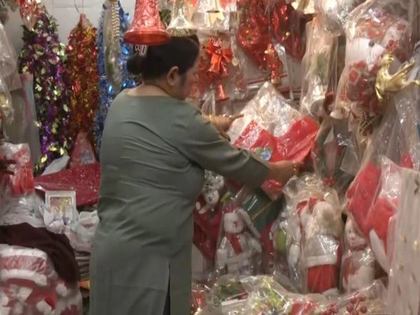India News | Shops in Guwahati Abuzz with the Christmas Festive Spirit, Storefronts Adorned with Bells and Stars