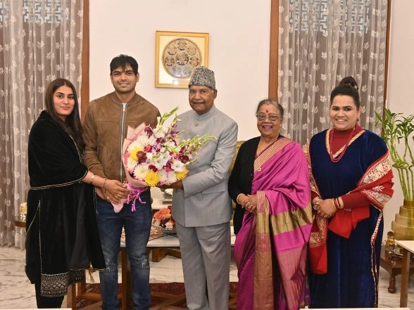 Sports News | Neeraj Chopra, His Wife Himani Pay Courtesy Visit to Former President Ram Nath Kovind