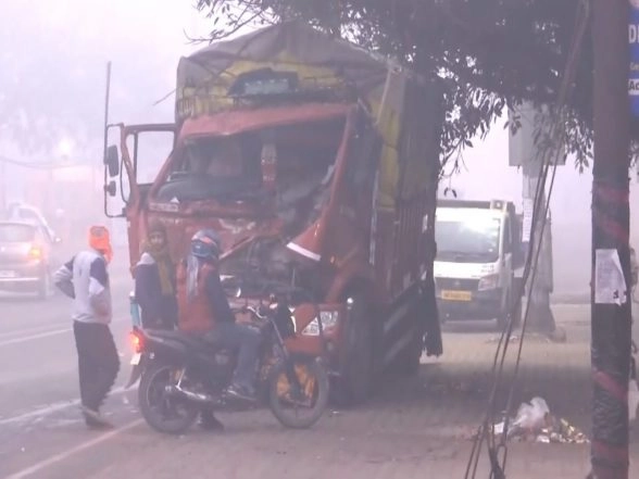 India News | UP: One Injured as Two Trucks Hit Divider Amid Dense Fog on Delhi-Lucknow Highway Near Moradabad