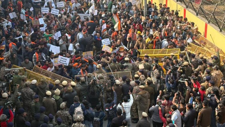 India News | Delhi: VHP Protestors Clash with Police, Break Barricades over Hindu Youth Killed in Bangladesh