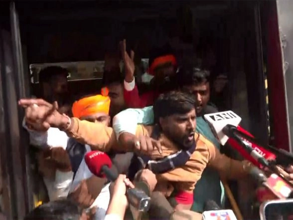 India News | Delhi: VHP and Hindu Group Workers Detained During Protest Against Dipu Das Lynching in Bangladesh