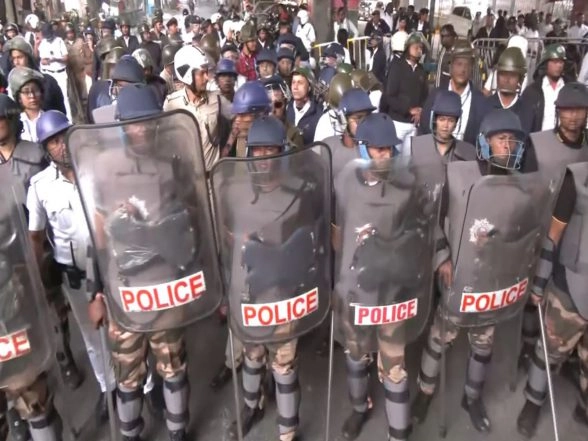 India News | WB: Bangiyo Hindu Jagran, Hindu Groups Protest in Kolkata Against Dipu Das Lynching in Bangladesh; Police Resort to Lathi Charge