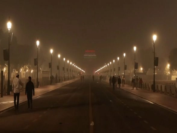 India News | India Gate Shrouded in Smog as Air Quality Slips into 'severe' Category, AQI Recorded Above 400 in Several Parts of Delhi