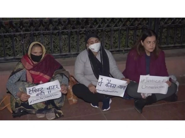 India News | Unnao Rape Victim, Her Family Protests Against Bail to Kuldeep Sengar