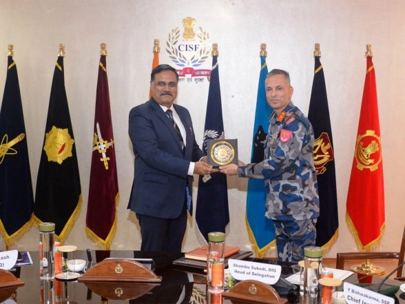 World News | CISF Organises Study Programme for Nepal Armed Police Force Officers