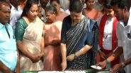 India News | Chennai: Former AIADMK Leader Sasikala Offers Prayer at Church, Celebrates Christmas with Elderly