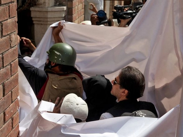 World News | Pakistan Court Extends Imran Khan, Bushra Bibi's Interim Bail Till Jan 27