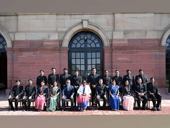India News | Indian Defence Accounts Service Probationers Call on President Droupadi Murmu at Rashtrapati Bhavan