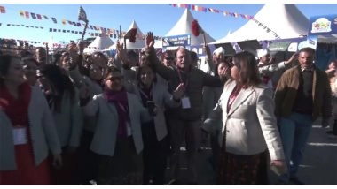 India News | Hundreds of Women Perform Folk Dance During Winter Carnival in Shimla, Tourists Cheer Cultural Spectacle