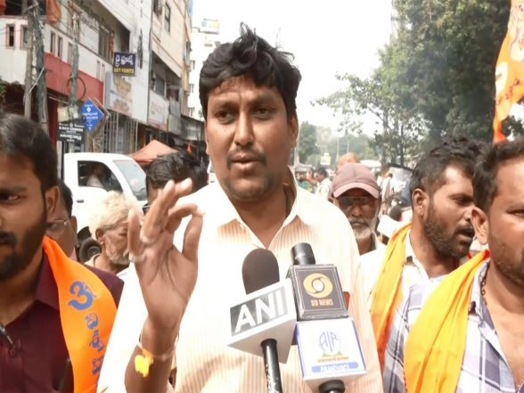 India News | Andhra Pradesh: VHP, Bajrang Dal Hold Protest in Vijayawada Against Mob Lynching of Hindu Youth in Bangladesh