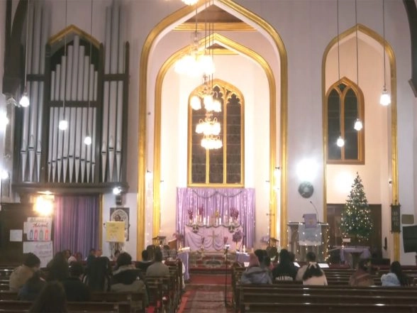 India News | Christmas Eve Prayers Held at Christ Church Shimla; Worshippers, Tourists Gather for Evening Service