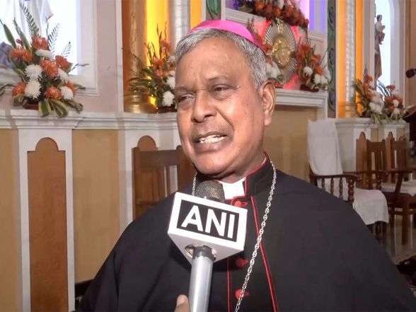 India News | Odisha: Devotees Offer Midnight Mass Prayers at St Vincent's Pro Cathedral in Bhubaneswar on Christmas