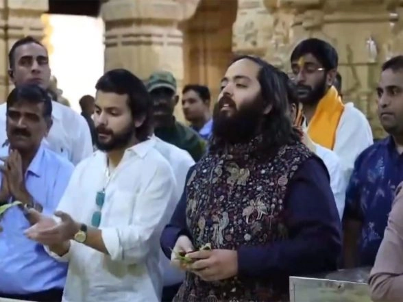 India News | Anant Ambani Offers Prayers at Shree Somnath Jyotirlinga Temple in Gujarat