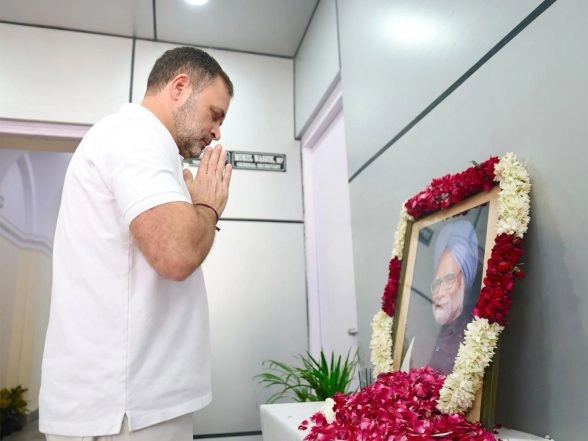 India News | Rahul Gandhi Pays Floral Tributes to Manmohan Singh on His First Death Anniversary
