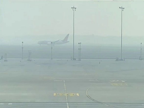 India News | IndiGo Issues Travel Advisory as Fog Disrupts Flights at Amritsar, Chandigarh and Ranchi Airports