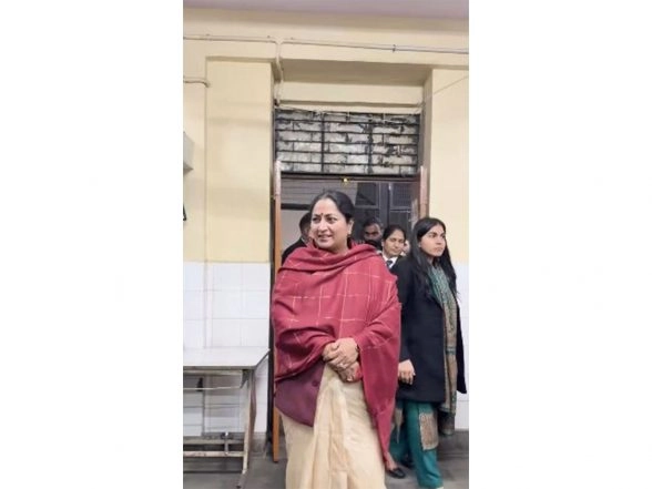 India News | Delhi CM Rekha Gupta Conducts Surprise Inspection at Permanent Night Shelter in Kashmiri Gate