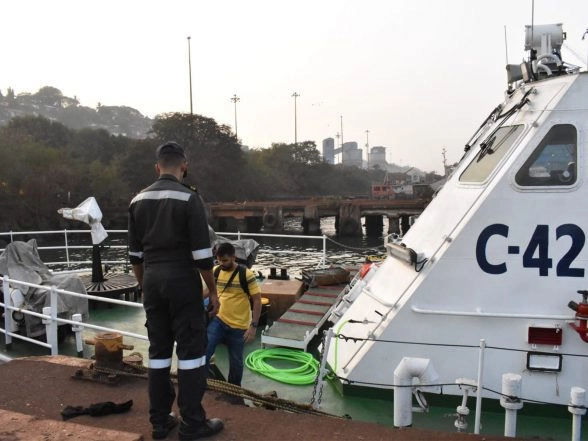 India News | Indian Coast Guard Carries out Swift Medical Evacuation of Indian Sailor from UK-flagged Vessel off Goa Coast