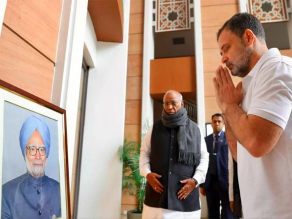 India News | Rahul Gandhi Pays Tribute to Dr Manmohan Singh, Shivraj Patil, and Sriprakash Jaiswal at Indira Bhawan