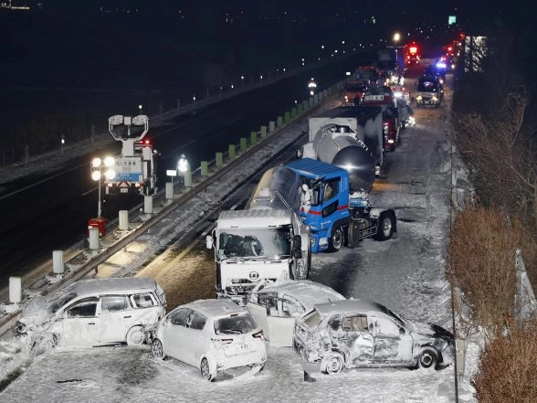 World News | Over 50-vehicle Pileup on Japan Expressway Kills 2, Injures 26