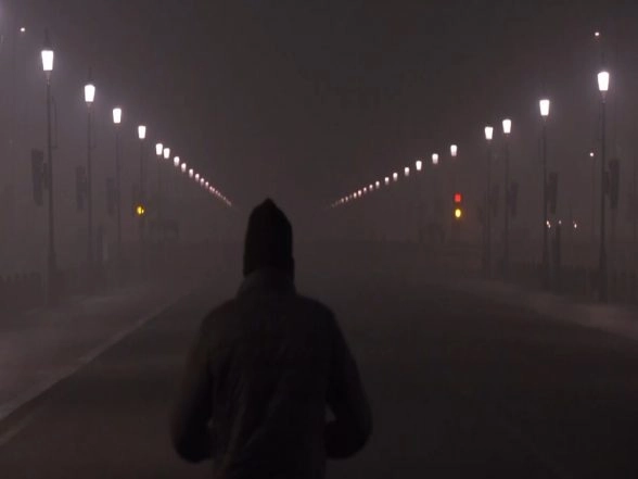 India News | Dense Smog Engulfs Delhi as Air Quality Remains Hazardous