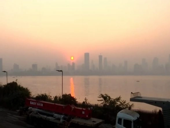 India News | Thin Layer of Smog Covers Mumbai's Bandra as AQI Hits 123