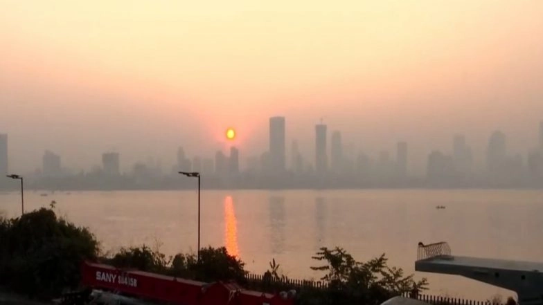 India News | Thin Layer of Smog Covers Mumbai's Bandra as AQI Hits 123