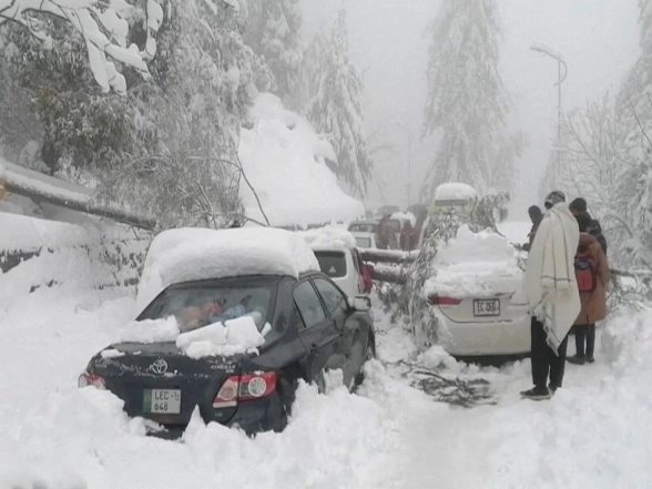 World News | PMD Warns of Widespread Rain and Snowfall Across Pakistan; Travel Disruptions Feared