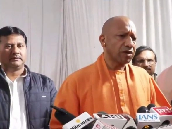 India News | UP CM Yogi Adityanath Inspects Gorakhpur Night Shelters, Distributes Blankets Amid Severe Cold Wave Conditions