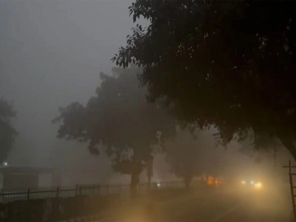 India News | Dense Fog Chokes Delhi as AQI Hits 402, Air Quality Turns 'severe'