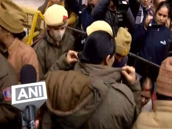 India News | Delhi: Congress Workers Protest Outside SC, Demanding Justice for Unnao Rape Survivor