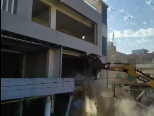 India News | MP: District Administration Demolishes Illegal Hotel in Ashoknagar