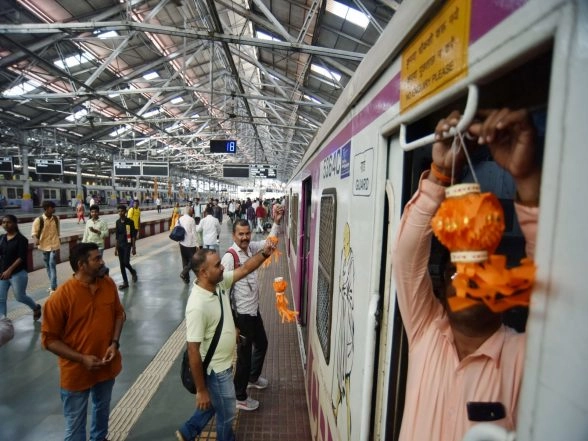 India News | Central Railway to Run Four Special Suburban Services on New Year's Eve
