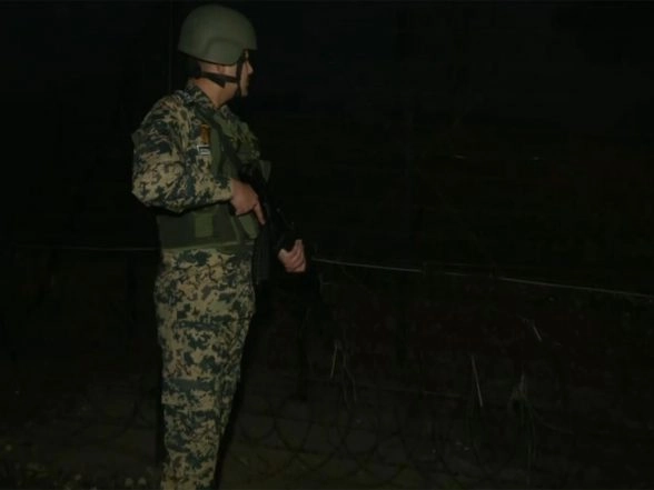 India News | BSF on High Alert at Jammu International Border on New Year's Eve, Braving Cold to Guard Frontier