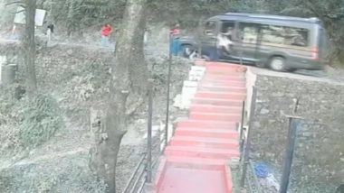 Dalhousie: Passengers Jump Out To Save Themselves As Tourist Vehicle Rolls Backwards on Dalhousie Hill Road, Video Surfaces
